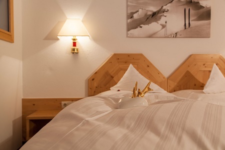 AM DORFPLATZ HOTEL garni**** CSAK 13 VES KORTL - St.Anton am Arlberg csendes kzpontjban, szlls Sankt Anton am Arlberg