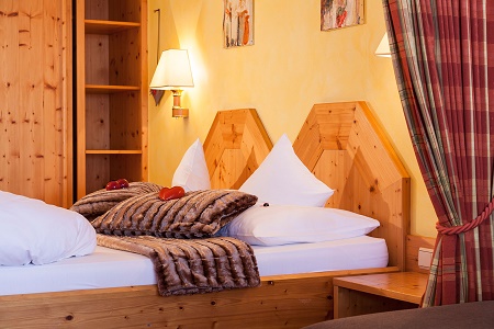 AM DORFPLATZ HOTEL garni**** CSAK 13 VES KORTL - St.Anton am Arlberg csendes kzpontjban, szlls Sankt Anton am Arlberg